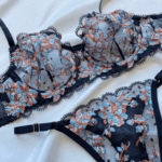 Ρομαντικό Σετ Εσωρούχων με Κεντημένα Λουλούδια