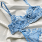 Σετ Εσωρούχων σε Παριζιάνικο Γαλάζιο με Κεντημένες Καρδιές