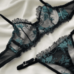 Αισθησιακό Σετ Εσωρούχων σε Μαύρο με Πράσινη Δαντέλα