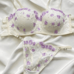 Εκλεπτυσμένη Αίσθηση με Λιλά Λουλούδια Σετ Εσωρούχων