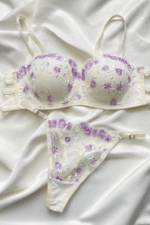 Εκλεπτυσμένη Αίσθηση με Λιλά Λουλούδια Σετ Εσωρούχων