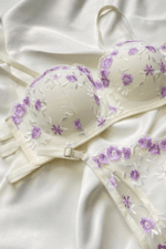 Εκλεπτυσμένη Αίσθηση με Λιλά Λουλούδια Σετ Εσωρούχων - Image 2