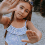 💙“Λουλουδένια Δροσιά” – Παιδικό Ολόσωμο Μαγιό με Cut-Out και Βολάν