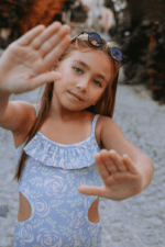 💙“Λουλουδένια Δροσιά” – Παιδικό Ολόσωμο Μαγιό με Cut-Out και Βολάν