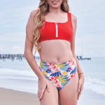 Μπικίνι με Κόκκινο Top & Ψηλόμεσο Floral Bottom – Άνεση & Χρώμα στην Παραλία